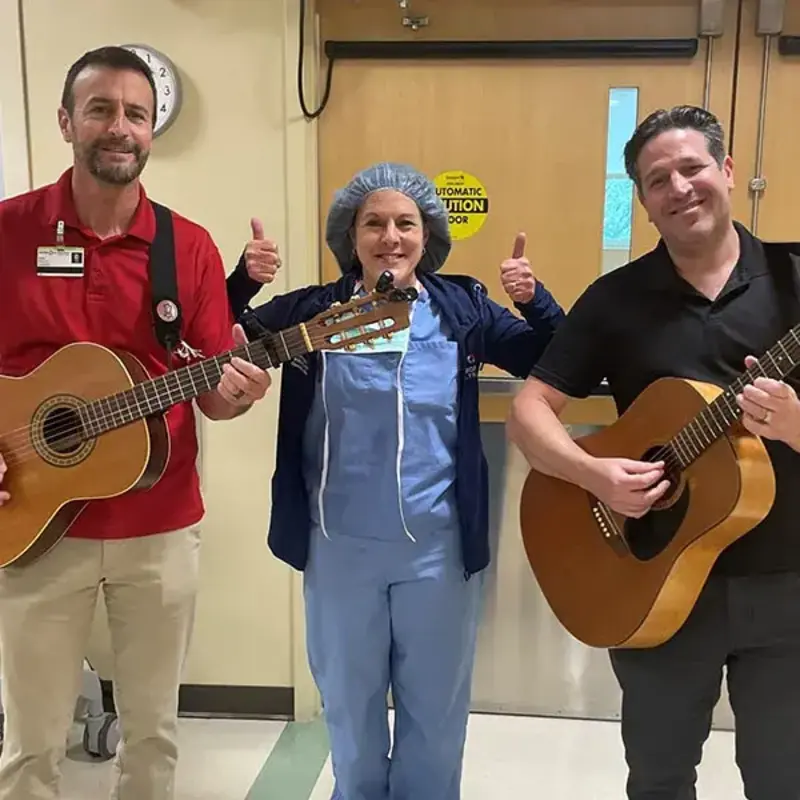 music-in-medicine-nurse-and-guitarists