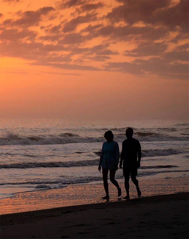 beach-walk-sunrise-couple-portrait