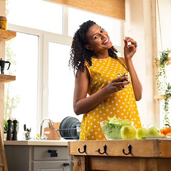 pregnant woman eating fruits